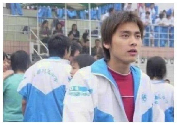 校园时期的明星，倪妮干净朴素，郑爽水灵灵，胡歌就是白马王子啊