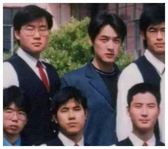 校园时期的明星，倪妮干净朴素，郑爽水灵灵，胡歌就是白马王子啊