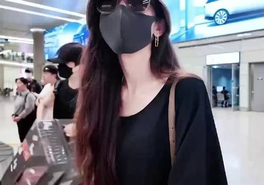 娜扎机场自曝不会贴假睫毛,向粉丝求教