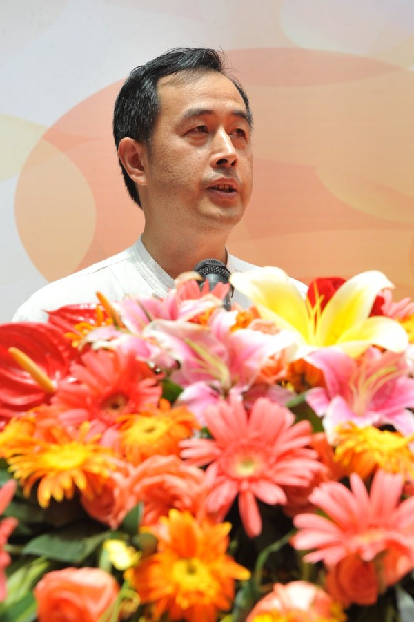 著名服装设计专家刘岳屏