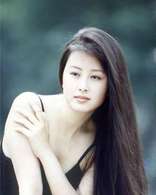 曾红极一时, 隐退皈依佛门后却周游世界享受时光, 今素颜依然美丽