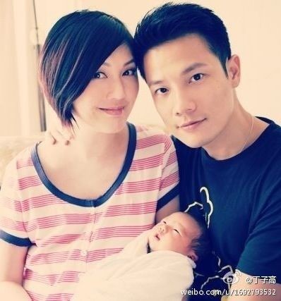 杨千嬅丁子高怀抱儿子，一家三口很温馨。