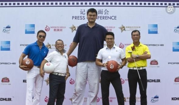 史上最尴尬的几张明星合照，马云像“小孩”，鲁豫太瘦小
