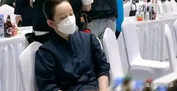 秦海璐又在金鸡后台睡着：明星也是会累的普通人