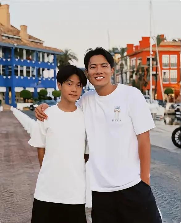 杨千嬅的儿子跟他爸爸丁子高简直是一模一样！ 杨千嬅多次通过社交媒体分享家庭动态