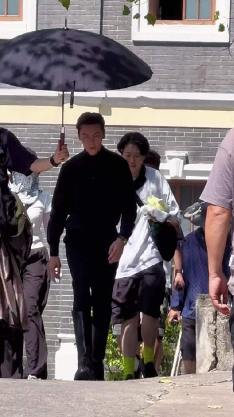 陈伟霆高领衬衣长靴,这也太帅了,老佛爷本人啊