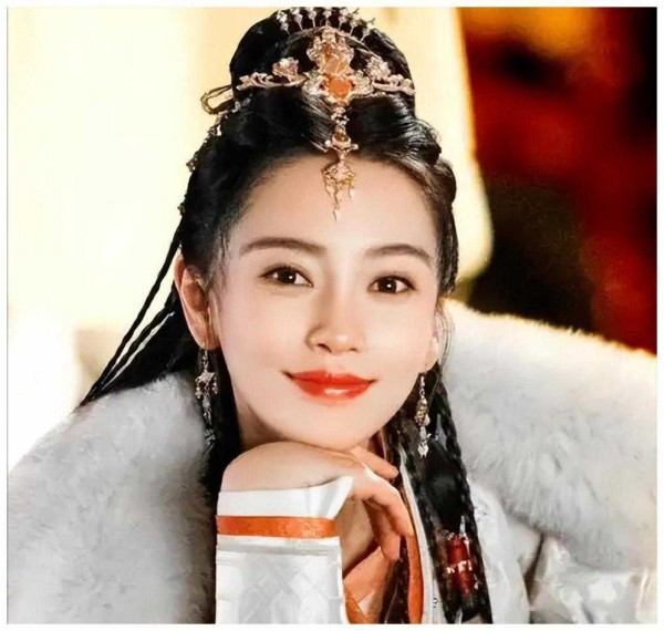 杨颖时装周翻盘！《相思令》扑街靠脸杀回，网友：颜值即正义！
