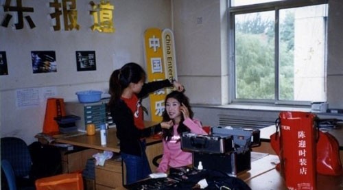 《娱乐现场》(原《中国娱乐报道》)1999年开播,第一任主持人李霞,是中国最著名的娱乐<a target=