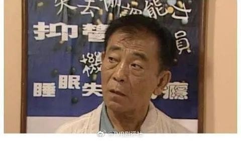 香港资深演员去世享年95岁，膝下无儿无女，生前最后露面笑容灿烂向镜头举V
