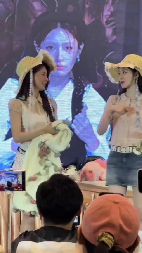 叶舒华赵美延上海见面会互动，双门面颜值引热议