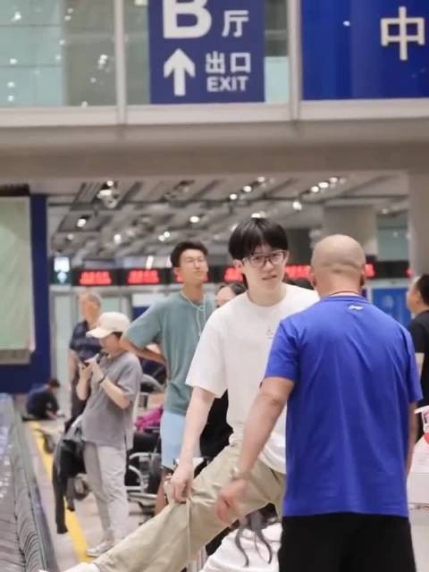 王楚钦戴眼镜与肖战热聊，装扮风格大变