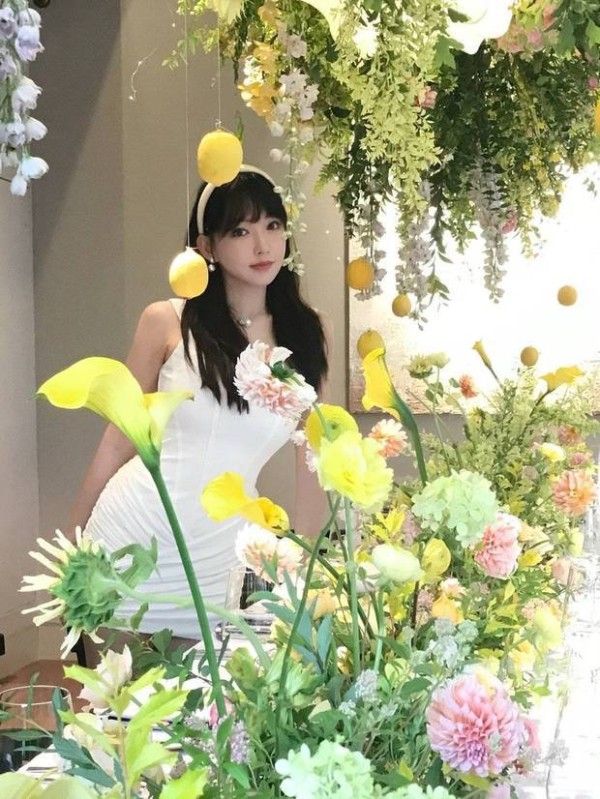 程潇与鲜花合影，秒变氧气感美女。