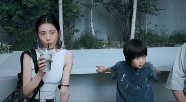 搜狐娱乐讯 7月15日，孙莉晒出一家五口的日常视频，8岁小儿子首次露出清晰正脸。19岁的黄多多做料理、画画气质特别，黄磊在草地上和二女儿以及小儿子奔跑嬉戏，画面温馨自然。