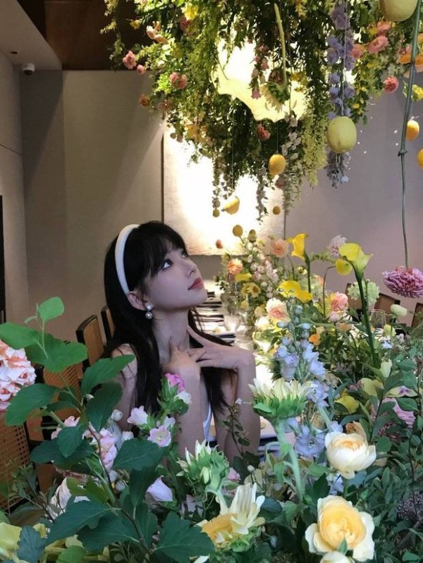 程潇被鲜花包围，人比花娇。