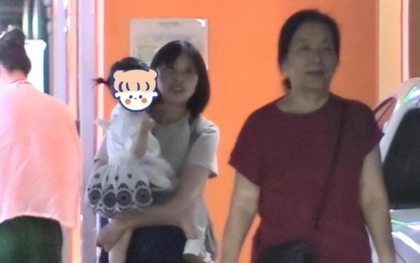 曝王鸥与何九华复合低调登记 疑似女儿曝光