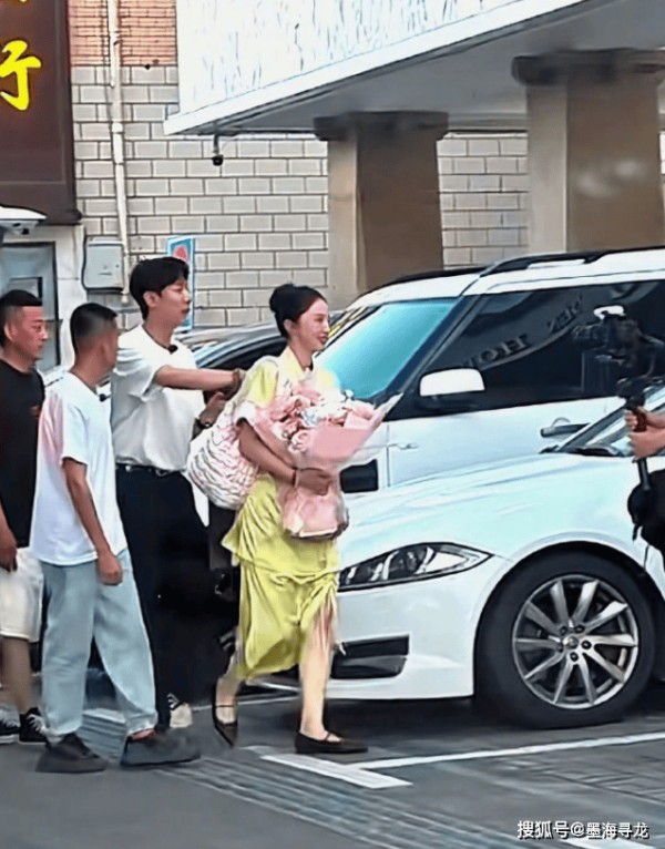 董璇自曝再婚，摆酒席买金镯，明星嫁人也不能免俗 隐秘姐弟恋终曝光