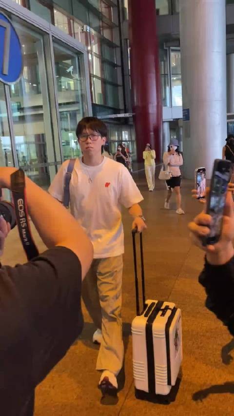 大头回京喽 大头：都离我远点谢谢