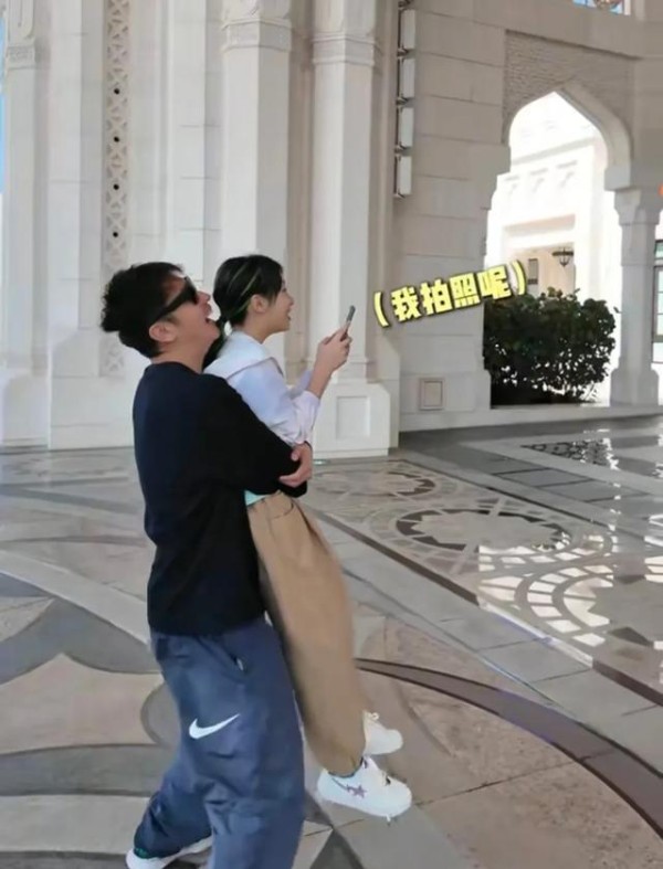 “张丹峰一家三口迪拜游，豪华生活惹羡慕！”