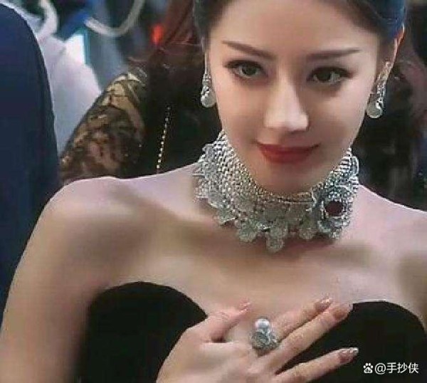 “镜头下，迪丽热巴成娱乐圈最耀眼星”