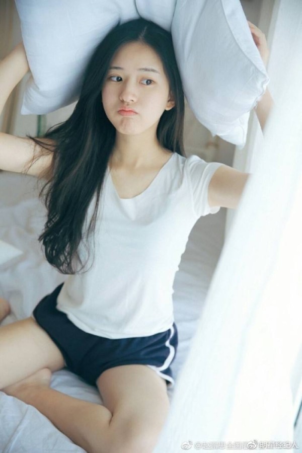 明星赵露思杂志平面怎么植入