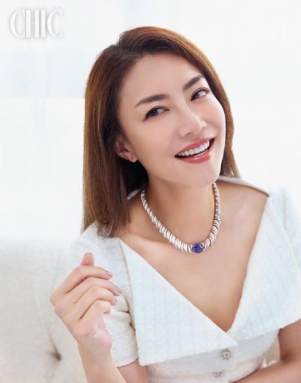 霍汶希53岁生日，首度与女儿合拍时尚大片，Hanni颜值绝美超养眼