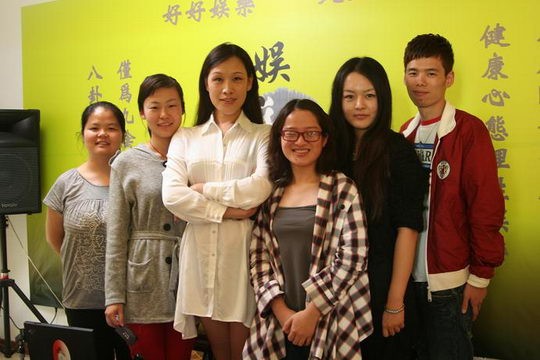 变性美女寒冰冰与私塾学员合影