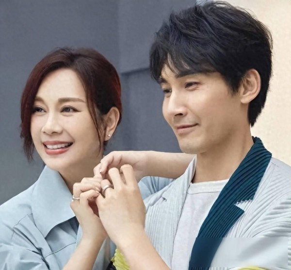 54岁女星深山密会小14岁老公，14年0绯闻，全网为真爱沸腾