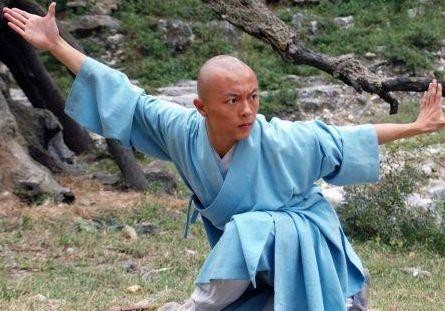 同为李连杰“干儿子”，一个落魄无人识，一个半个娱乐圈力捧