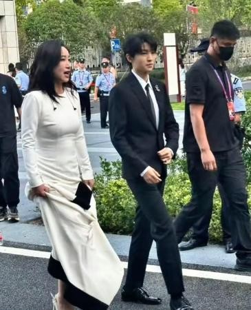 顶峰相见！王俊凯秦海璐电影节偶遇，再续《中餐厅》缘分