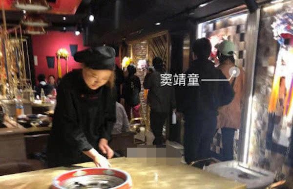 明星也有忘年交，周迅陈坤窦靖童同行被拍，一起吃火锅其乐融融