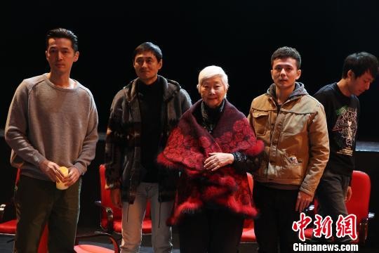 胡歌(左一)、孙强(左二)、卢燕(左三) 钟欣 摄