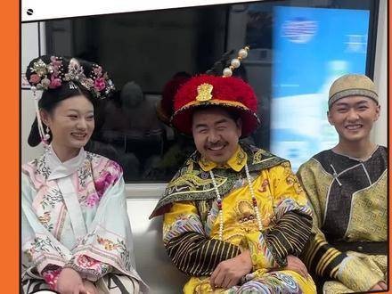 四郎这回可算安稳睡在中间了,连精致橘橘都开始注重腿毛打理啦