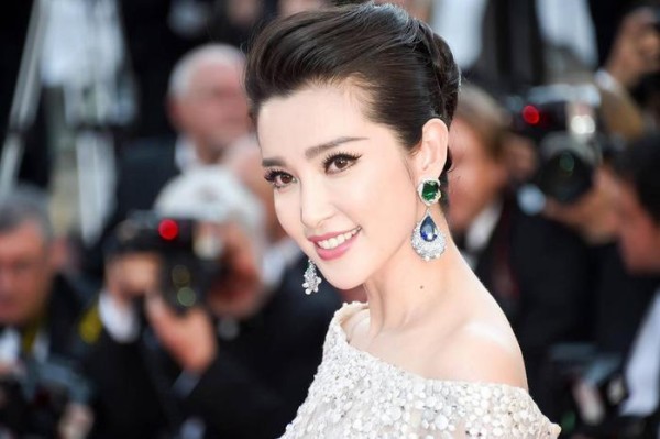 被吐槽改年龄的美女明星，唐艺昕第八，李冰冰第二，第一是谁？