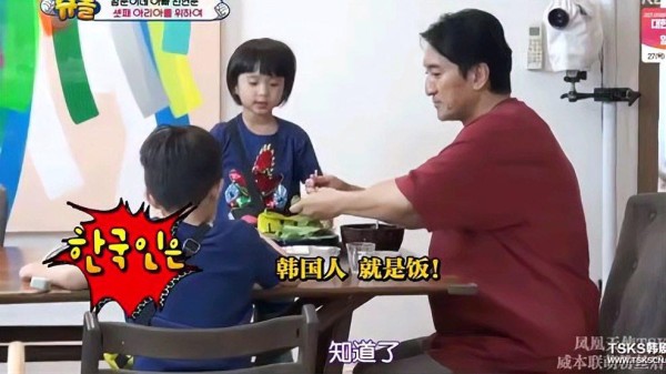 申贤俊与孩子互动