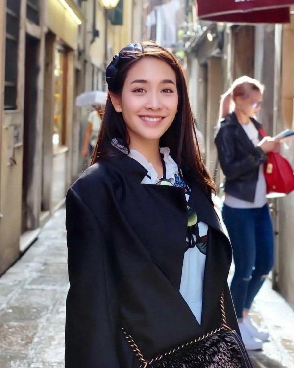 因为极高的颜值还被一些网友称为“泰版Angelababy”,你觉得像吗?(图片来源:IG)