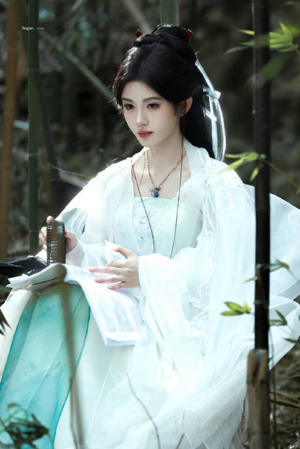 搜狐娱乐讯 近日，鞠婧祎竹林白衣造型路透释出，气质清冷眼神超有戏。