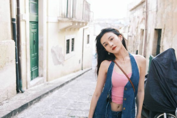 宋祖儿可爱随拍。