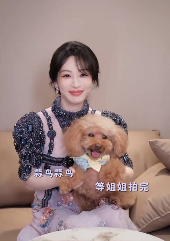 杨紫笑容灿烂，心情大好。