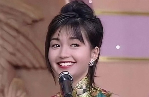 香港知名女星全素颜出镜，满脸雀斑颈纹明显，不做医美想自然老去