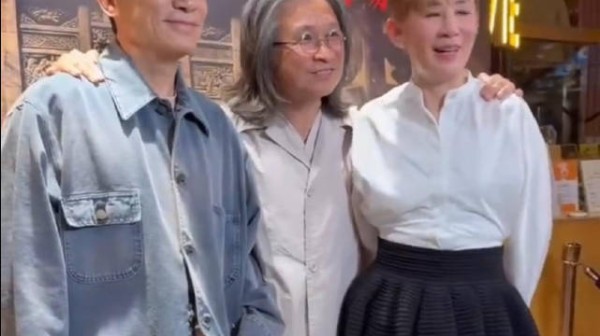 梁朝伟全副武装现身《酱园弄·悬案》香港首映，被吴君如拉回营业
