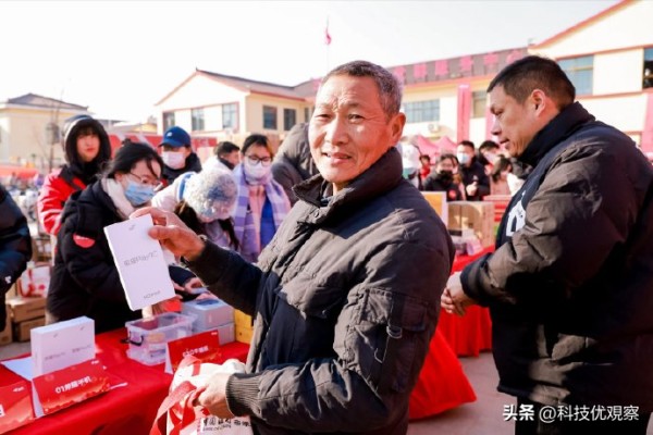 科技优覌察：当下，健康话题那可是大家茶余饭后讨论的焦点。从全民健身热潮到各种养生知识的普及，人们对健康的重视程度越来越高。而老年人的健康问题，更是重中之重。《中国听力健康现状及发展趋势》数据显示，我国约有 1.2 亿老人正在逐渐失去听力，这可不是个小数目。就在大家关注这一问题时，刘强东的一个举动让人眼前一亮。他在京东发起的年货活动中，为家乡光明村的老人送上了一份特别的礼物。在那 34 款年货里，讯...