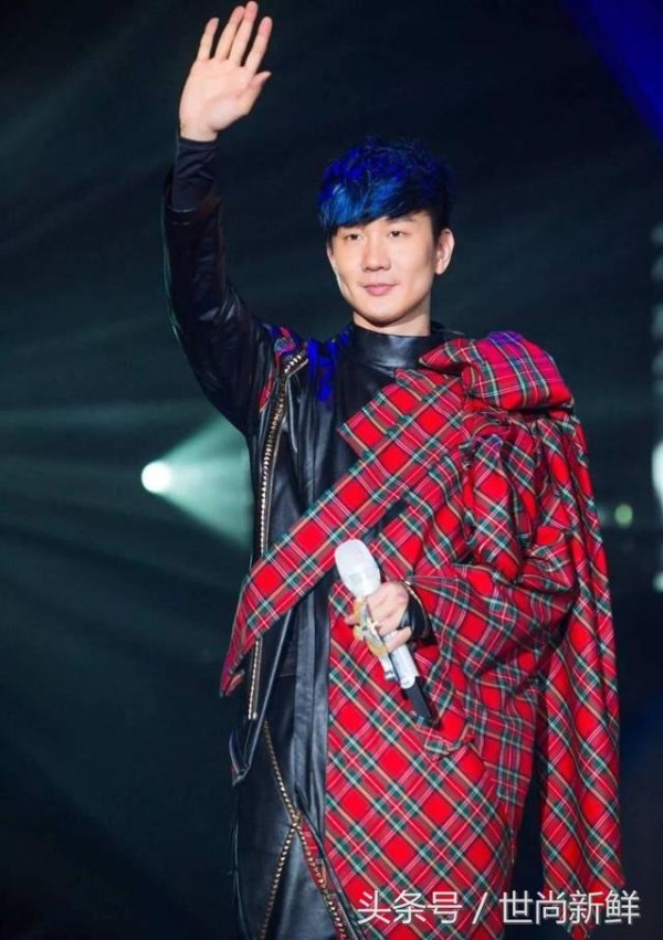 林俊杰唱得正深情裤子掉了 机智应对反应获赞