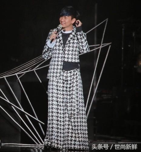林俊杰唱得正深情裤子掉了 机智应对反应获赞