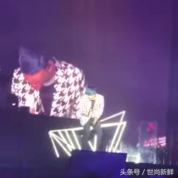林俊杰唱得正深情裤子掉了 机智应对反应获赞