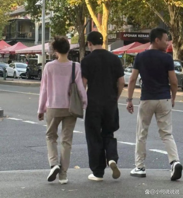黄轩与女友在新西兰旅游，互动甜蜜又浪漫，女方长得美气质也很好