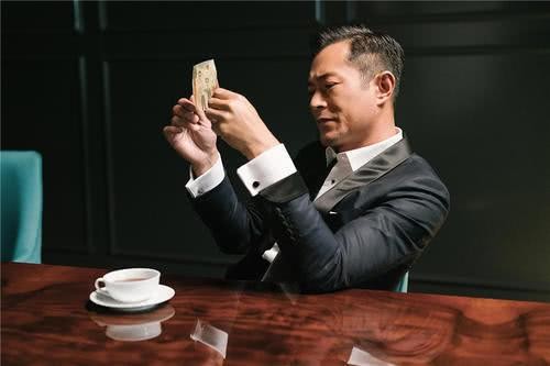 古天乐现身网红直播间，网友吐槽明星放下身价跟网红学挣钱