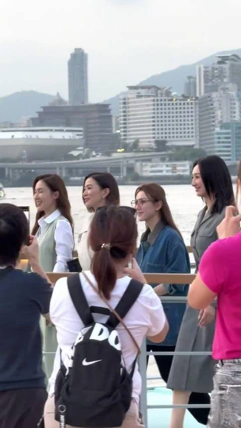 天呐,看TVB港女走过来那一刻感觉经济都复苏了,好飞扬好意气风发的美!