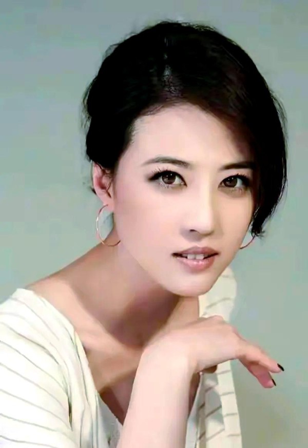 娱乐圈女性艺人的生命轨迹：从成功到悲剧的警示