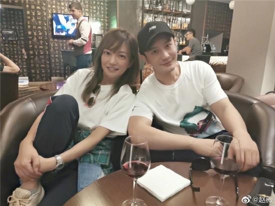 赵薇黄晓明同框在线互侃，同学友谊惹人羡慕，遭调侃有夫妻相