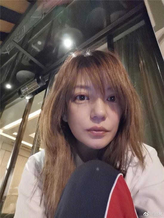 赵薇黄晓明同框在线互侃，同学友谊惹人羡慕，遭调侃有夫妻相